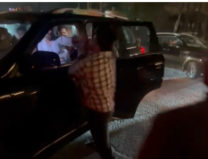 मेरठ में पुलिस के सामने कार सवारों ने की मारपीट, गाड़ी में तोड़फोड़, पुलिसकर्मियों से भी की अभद्रता, स्कूटी सवार को कुचलने का प्रयास