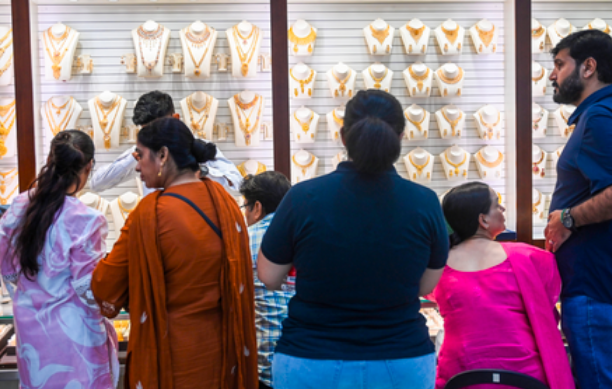 लखनऊ में महिला कर्मचारी ने ज्वेलरी स्टोर से ढाई किलो सोना चोरी कर चुकाया अपना लोन, प्रॉपर्टी खरीदी