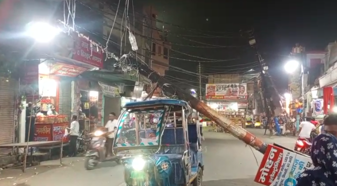 मुज़फ्फरनगर: 100 साल पुराना नीम का विशाल पेड़ सड़क पर गिरा, कई विद्युत पोल टूटे, बड़ा हादसा टला