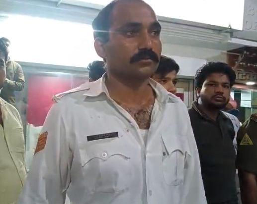मुजफ्फरनगर में कार चालक ने ट्रैफिक पुलिसकर्मी को पीटा, वर्दी फाड़ी; नगर कोतवाल ने शीशा तोड़कर 4 साल की बच्ची को बचाया
