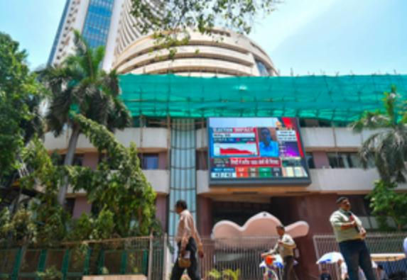 भारतीय शेयर बाजार हल्की गिरावट के साथ खुला, सरकारी बैंकिंग शेयरों में मजबूती