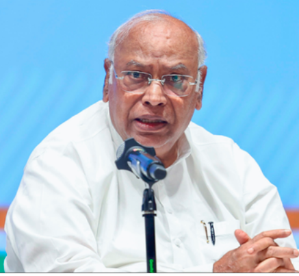 भारतीय महिला क्रिकेट टीम ने न सिर्फ विश्व कप, बल्कि हर भारतीय का दिल भी जीता- खड़गे