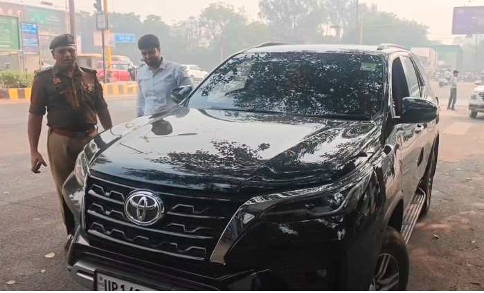“लग्जरी गाड़ी वाले हो जाओ सावधान! गाजियाबाद ट्रैफिक पुलिस ने चलाया भारी अभियान”काली फिल्म वाली गाड़ियां अब नहीं बचेंगी!”