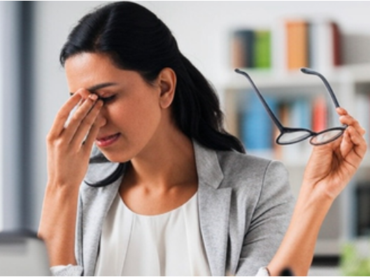 मोबाइल-लैपटॉप से आंखों की रोशनी कम? रोजाना करें ये आसान योगासन