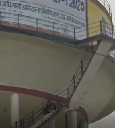 गोंडा में 'शोले वाली बसंती' का रियल लाइफ ड्रामा: पति की दूसरी शादी से नाराज़ पत्नी बच्चे संग चढ़ी पानी की टंकी पर!