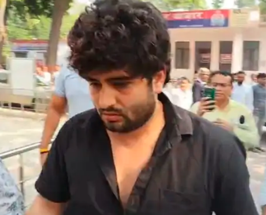 मेरठ: लेखपाल रिश्वत लेते रंगे हाथ गिरफ्तार, तहसील में हड़कंप