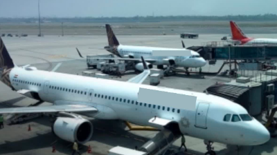 वाराणसी- मुंबई फ्लाइट में यात्री ने इमरजेंसी गेट खोला, विमान को वापस एप्रन पर लाना पड़ा