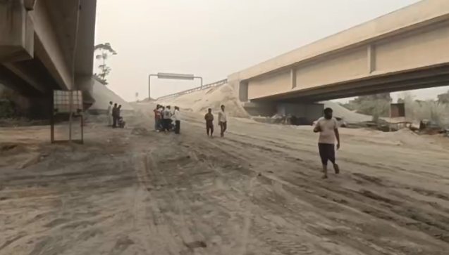 शामली: यूपी के किसानों का हरियाणा के खनन अधिकारियों पर दबंगई का आरोप, सरकारी बालू पट्टे पर काम रुका