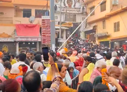 अयोध्या में कार्तिक पूर्णिमा: हनुमान गढ़ी मंदिर पर भक्तों का तांता, पुलिस प्रशासन ने की सख्त व्यवस्था