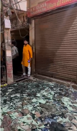 गाजियाबाद में दिल दहला देने वाला हादसा: शीशे की दुकान में दबने से मासूम की मौत, एक घायल