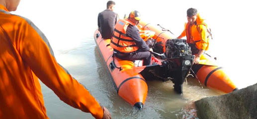 नरौरा: कार्तिक पूर्णिमा पर गंगा स्नान के दौरान दो भाइयों में से एक बहा, दूसरा सुरक्षित निकाला गया