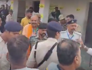 बिहार चुनाव: 1 बजे तक 42.31% वोटिंग, लखीसराय में डिप्टी CM के काफिले पर हमला; RJD प्रत्याशी ने दरोगा को धमकाया