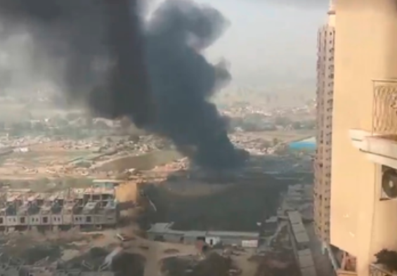 ग्रेटर नोएडा वेस्ट में झुग्गियों में भीषण आग, कई परिवारों का सामान जलकर खाक