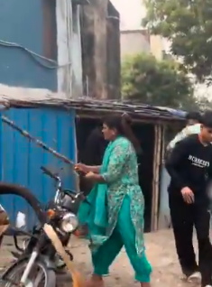 गाज़ियाबाद में विजयनगर थाने के पास युवक को लाठी-डंडों से पीटा, वीडियो वायरल