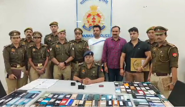 “गाज़ियाबाद पुलिस की बड़ी कार्रवाई: 200 चोरी के मोबाइल बरामद, 50 लाख रुपये मूल्य की संपत्ति लौटाई”
