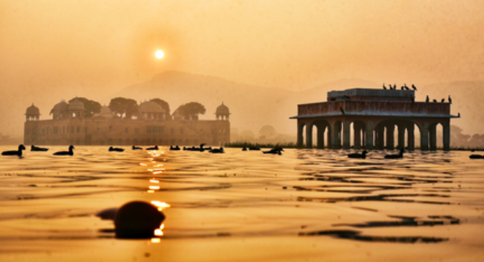 सूर्य देव की कृपा पाने के लिए इस रविवार करें ये उपाय, गुड़ और तांबे का दान है विशेष फलदायी