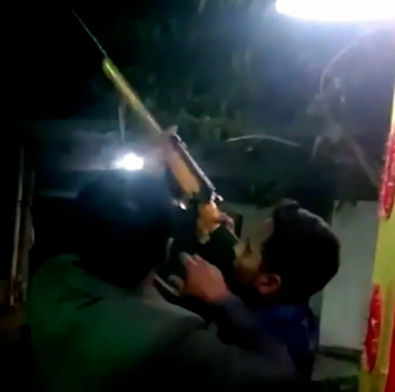 कानपुर में हिस्ट्रीशीटर का तांडव! अवैध राइफल से फायरिंग, वीडियो वायरल