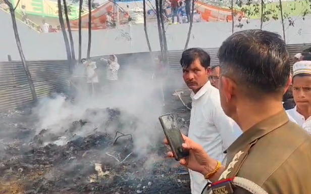 मुजफ्फरनगर: शादी समारोह की चिंगारी से प्लास्टिक गोदाम में आग, बड़ा हादसा टला