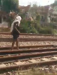 मुजफ्फरनगर में नकाबपोश युवती चाकू लहराती घूमती, वीडियो सोशल मीडिया पर वायरल