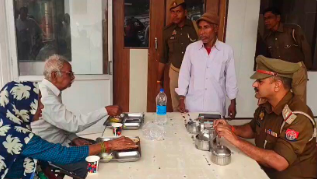एटा में भूखे-बेबस बुजुर्गों का दर्द देखा, पुलिस ने दिखाई इंसानियत की मिसाल  