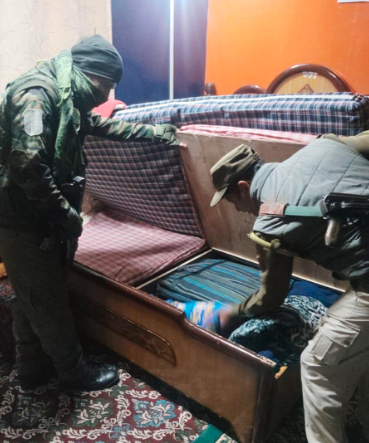  जम्मू-कश्मीर में सुरक्षा बलों का बड़ा ऑपरेशन! आतंकवादी नेटवर्क के ठिकानों पर छापा