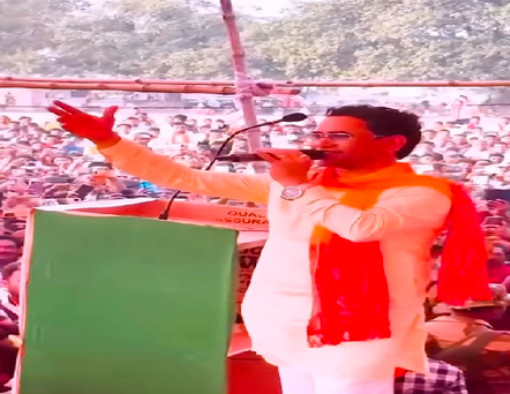 छपरा से भागने की फिराक में हैं खेसारी लाल यादव पर जनता जाने न दे, निरहुआ ने ली चुटकी 