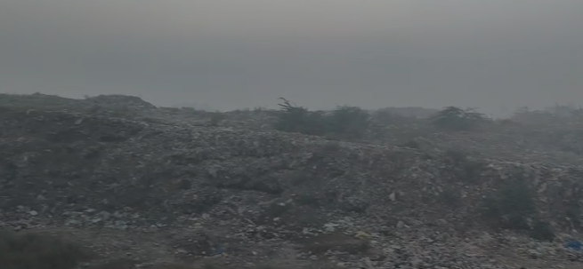 गाजियाबाद के लोनी डंपिंग ग्राउंड में लगी आग, जहरीले धुएँ से हाल बेहाल