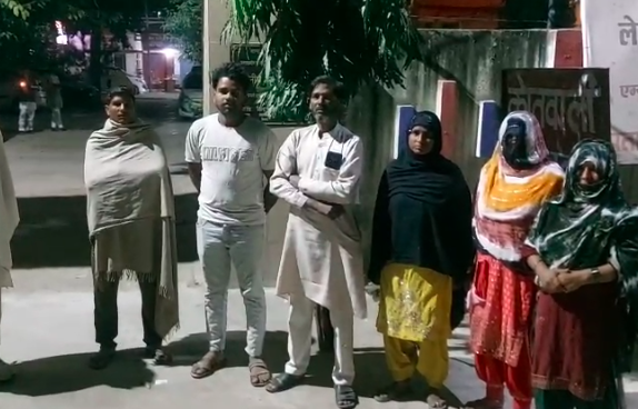 शामली में 5 लोगों घर में घुसकर महिलाओं से पर हमला बोलने व तोड़फोड़ करने का आरोप, वीडियो वायरल