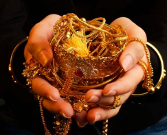 फर्रुखाबाद में घर की खुदाई में सोने के जेवरात निकले, गांव वालों ने लूट लिए