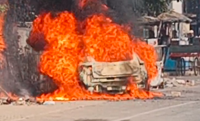 शामली में खड़ी कार अचानक आग की चपेट में, गाड़ी जलकर खाक