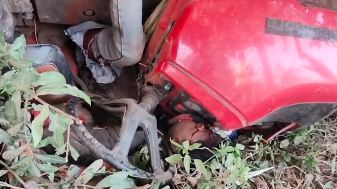 मुजफ्फरनगर: गन्ने से भरी ट्रैक्टर-ट्रॉली पलटने से युवक की दर्दनाक मौत