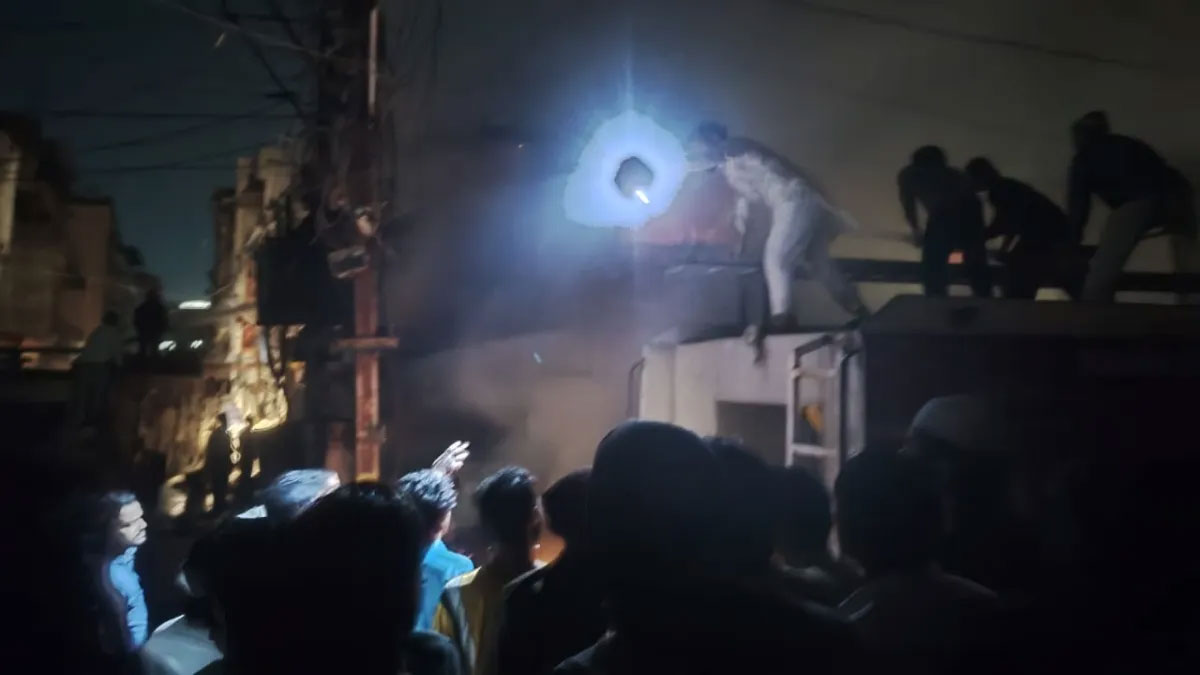 सीहोर में कपड़े की दुकान में भीषण आग, लाखों का सामान राख - बिजली विभाग की डीपी शॉर्ट सर्किट को माना हादसे की वजह