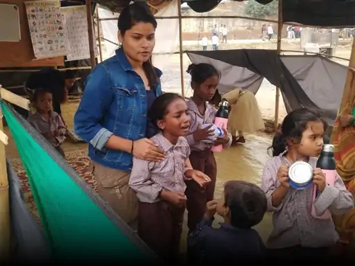 अलीगढ में गरीब बच्चों के स्कूल पर चला बुलडोजर, फूट-फूटकर रोने लगे बच्चे- प्लीज सर, हमारा स्कूल मत तोड़िए !