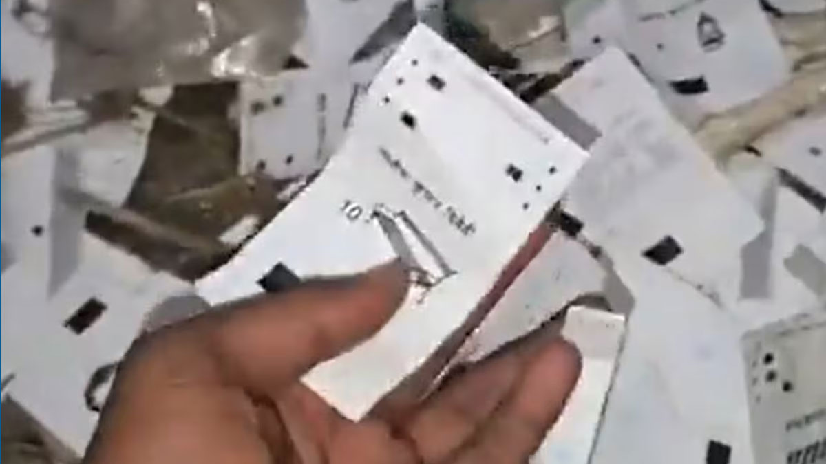 समस्तीपुर के बाद सीवान में सड़क किनारे मिलीं वीवीपैट पर्चियां; हड़कंप के बीच डीएम ने दी सफाई, FIR की तैयारी