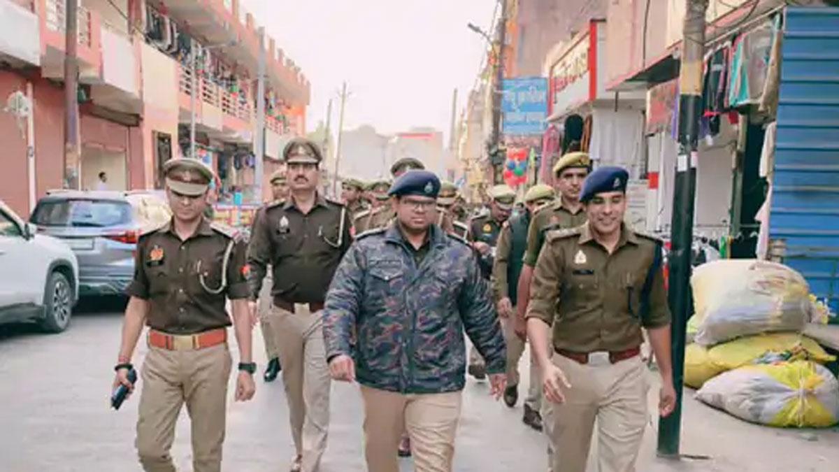 अमरोहा में एसपी का फ्लैग मार्च: भीड़भाड़ वाले बाजारों में पैदल गश्त कर दिलाया सुरक्षा का भरोसा, व्यापारियों की चिंताओं को भी सुना