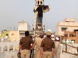 मेरठ में धार्मिक स्थलों से हटाए गए लाउडस्पीकर, अदालत के आदेश पर पुलिस की कार्रवाई