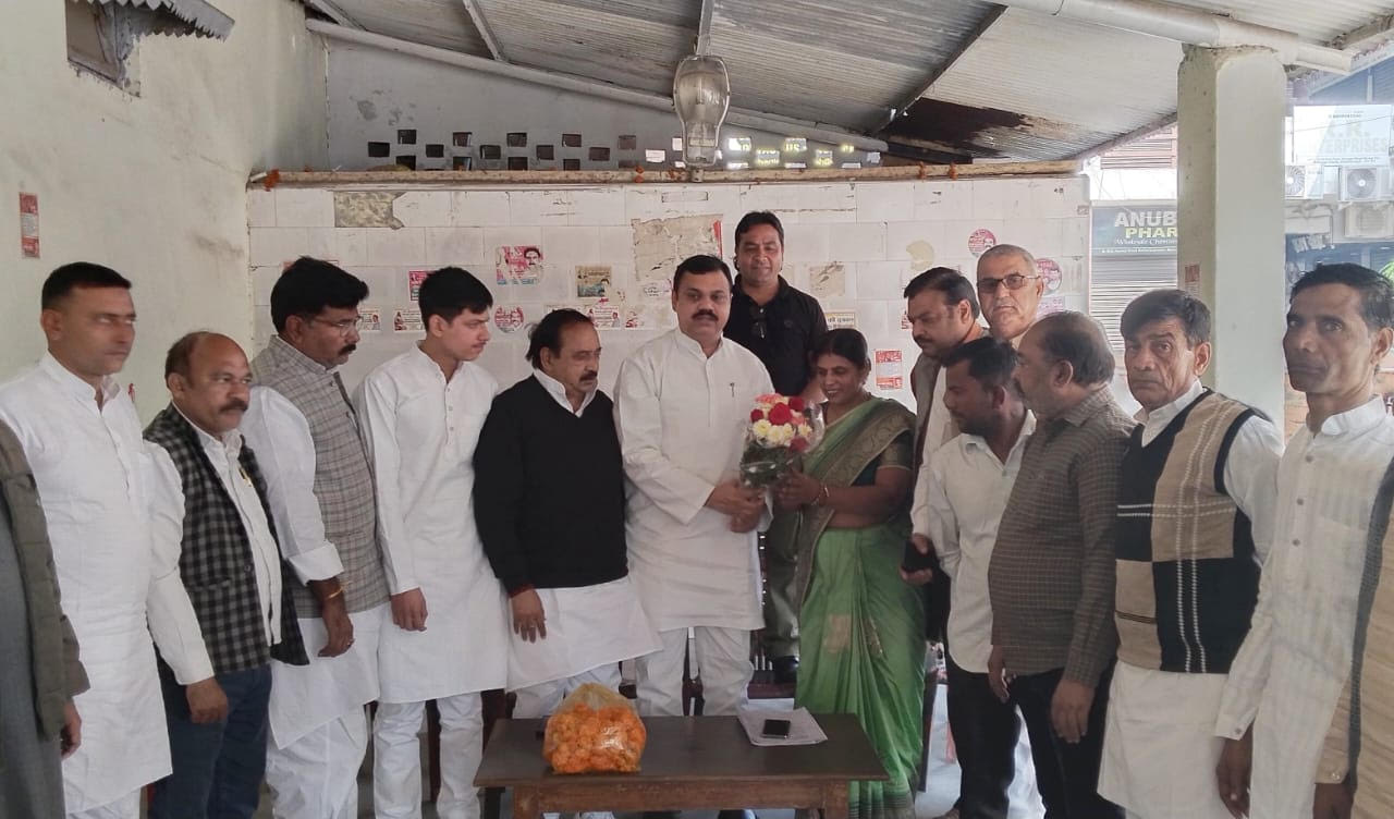 ममता अग्रवाल समर्थकों संग सपा में शामिल, 2027 में अखिलेश यादव को सीएम बनाने का लिया संकल्प