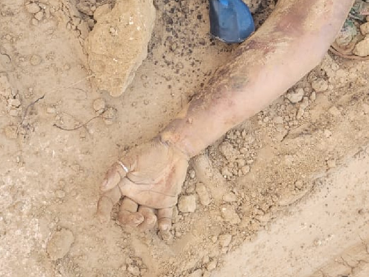 नोएडा में पुलिस कमिश्नरेट ऑफिस के पास नाले में महिला का सिर कटा शव मिला,जांच में जुटी पुलिस