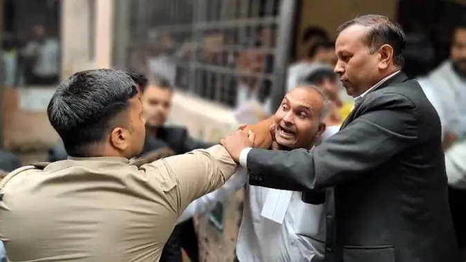 कोर्ट में घुसकर आरोपित को खींचने के मामले में बड़ी कार्रवाई, थाना प्रभारी लाइन हाजिर, 6 पुलिसकर्मी निलंबित