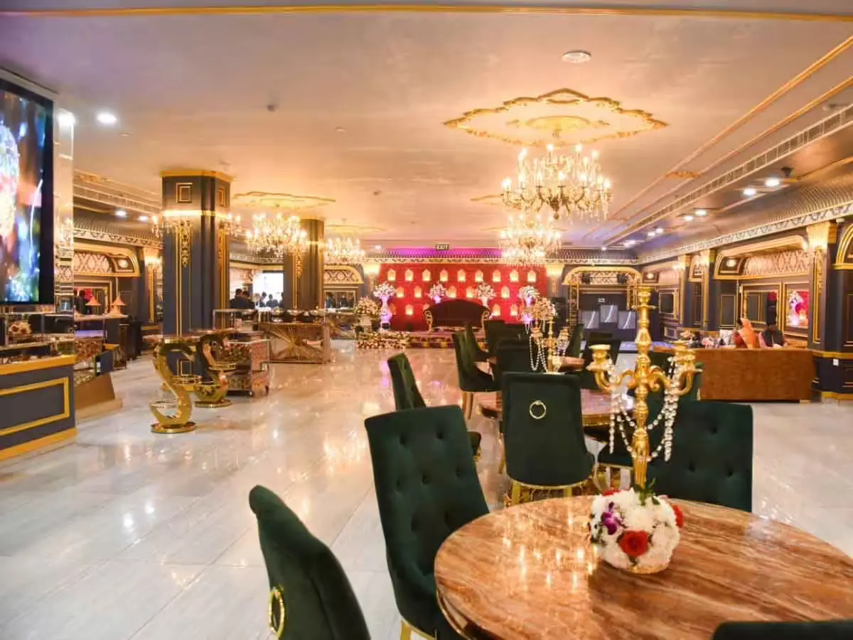 मुजफ्फरनगर में बैंक्वेट हॉल में हुए विवाद में युवक की आंख फोड़ी, दूल्हे के परिजनों समेत 11 पर मुकदमा दर्ज