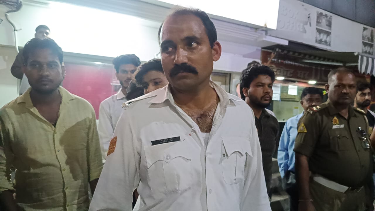 मुजफ्फरनगर में ट्रैफिक पुलिसकर्मी की पिटाई: दबंगों की कार सीज, गंभीर धाराओं में मुकदमा दर्ज