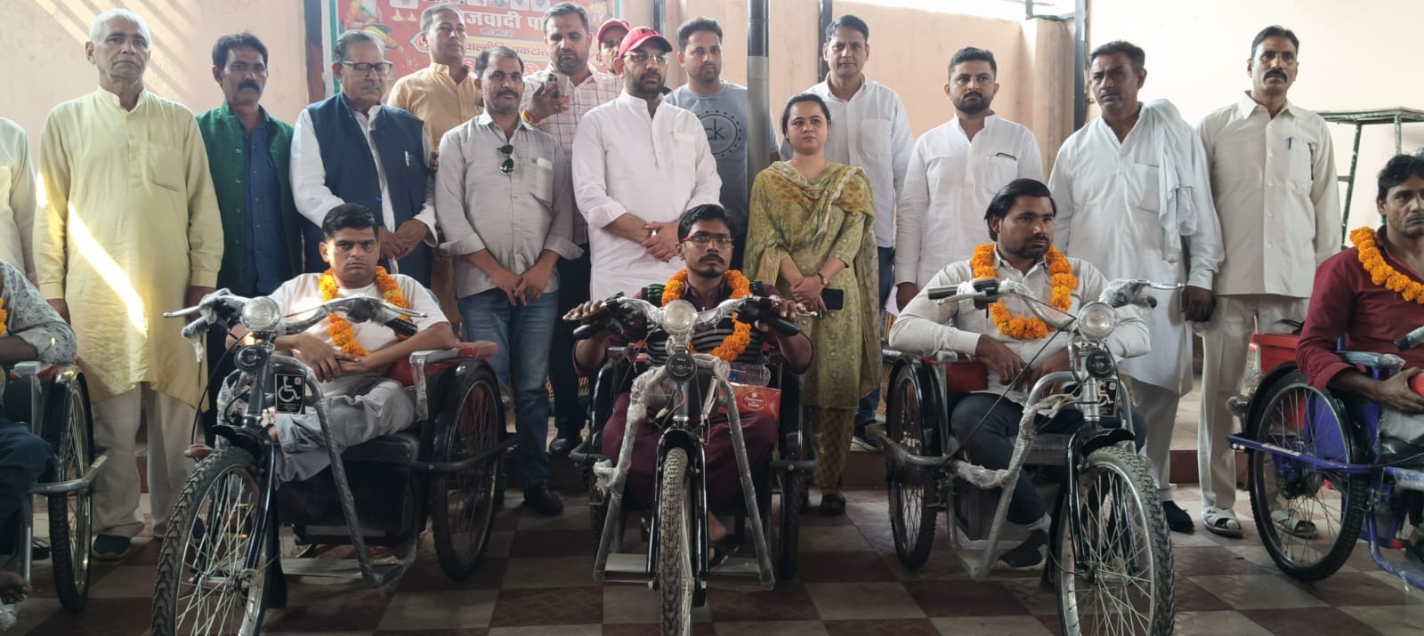 मुजफ्फरनगर में सपा विधायक ने दिव्यांगजनों को दी मोटराइज्ड ट्राईसाइकिल; UP के 12 जिलों में लागू SIR पर बोले: 'वोट चोरी होने से रोके जनता'