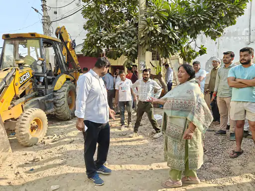 ग़ाज़ियाबाद में महापौर का सख्त एक्शन,अवैध मीट की दुकान ध्वस्त, लापरवाह अधिकारियों को लगाई फटकार
