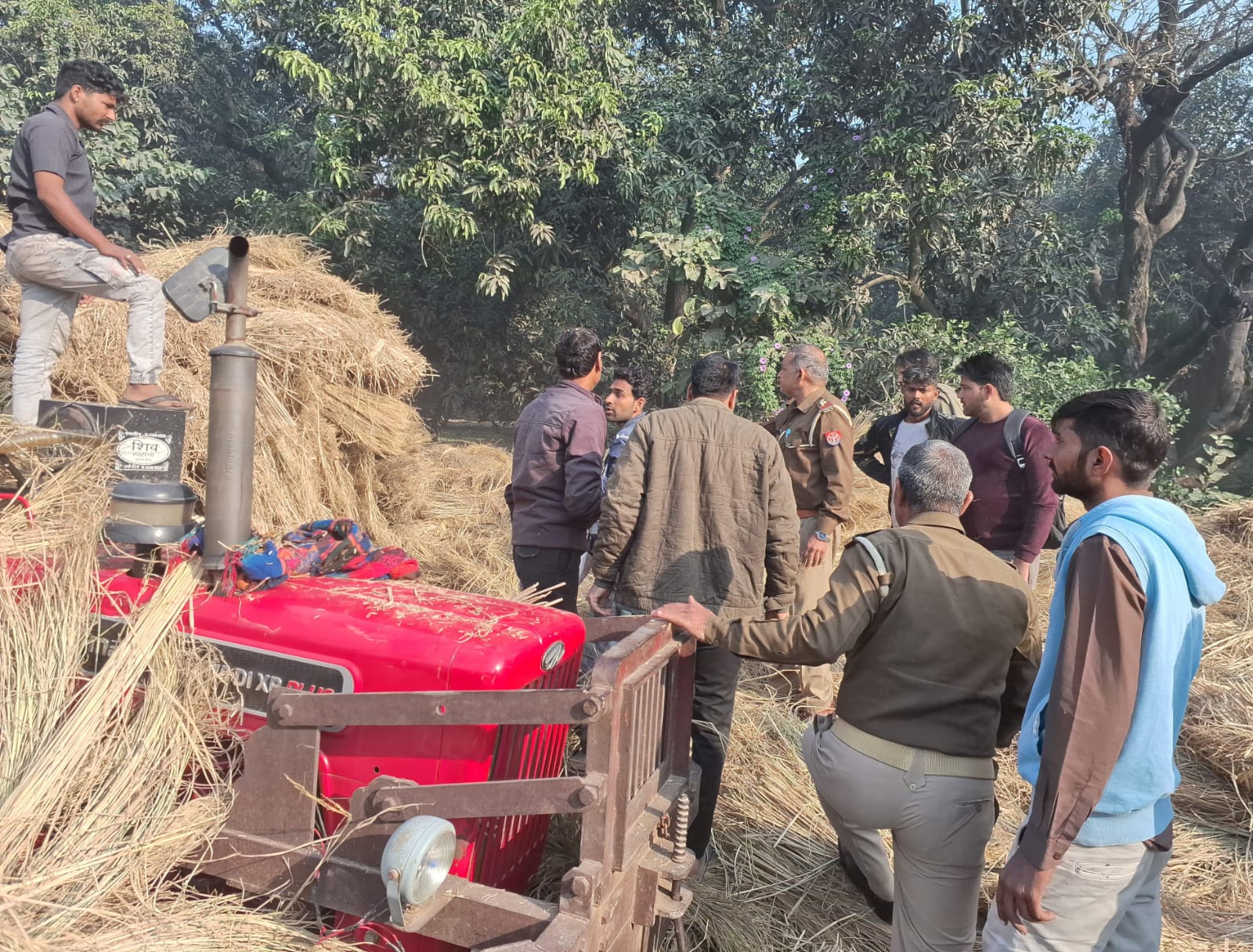 शामली में ट्रैक्टर-ट्रॉली पलटी, तीन लोग दबे; एक को गंभीर हालत में मेरठ रेफर