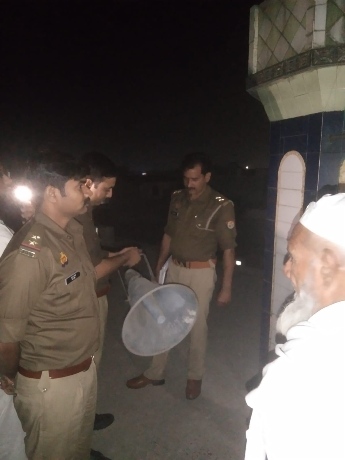 मुजफ्फरनगर में पुलिस ने मस्जिदों से उतारे लाउडस्पीकर, डीजीपी के निर्देश पर चला अभियान