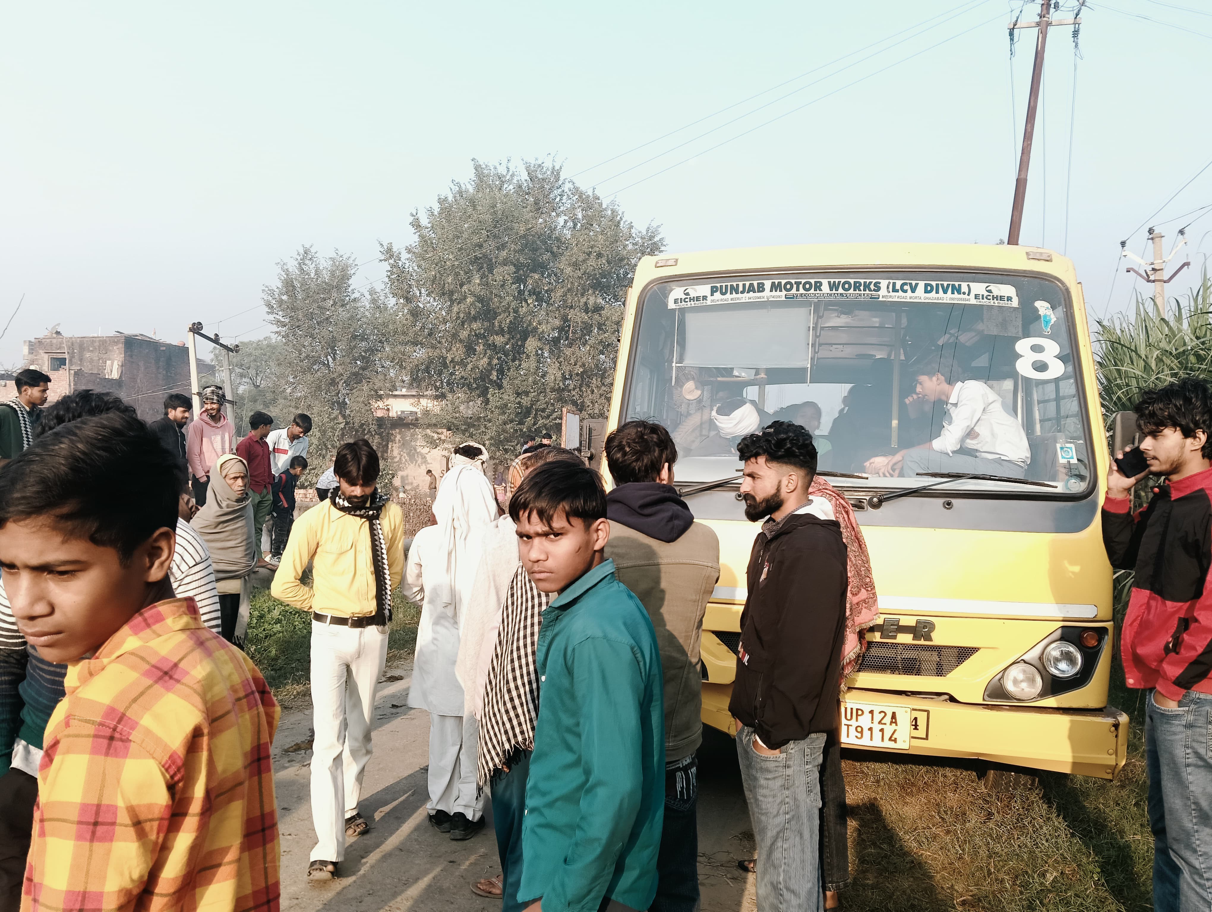 मुजफ्फरनगर में स्कूली बस की टक्कर से बाइक सवार युवक गंभीर घायल, मेरठ रेफर, बस व चालक हिरासत में