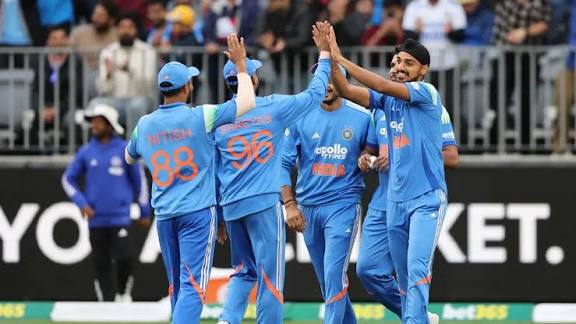 IND vs AUS: बारिश ने रोका आखिरी मुकाबला लेकिन नहीं रुकी टीम इंडिया की जीत की लहर, सूर्यकुमार यादव की कप्तानी में भारत ने ऑस्ट्रेलिया में रचा इतिहास, अभिषेक शर्मा बने टी20 सीरीज के हीरो