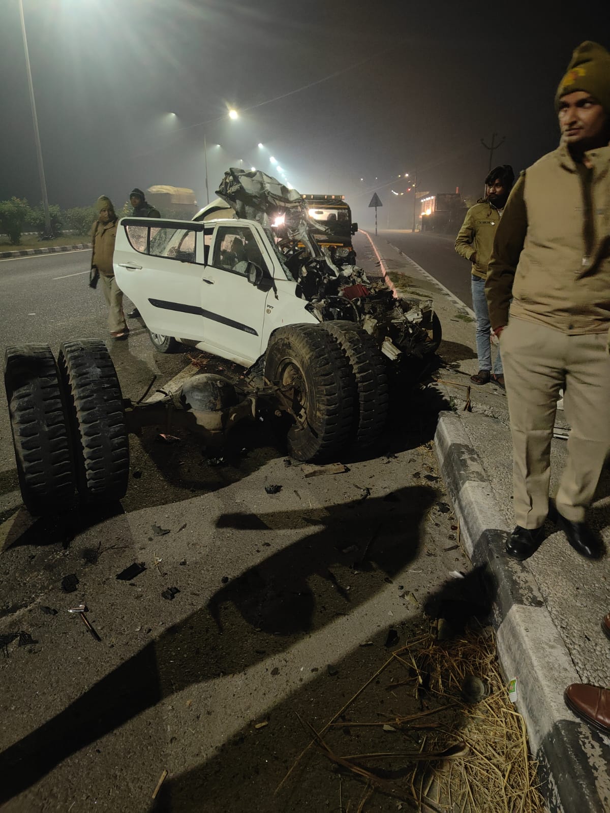  शामली में भीषण सड़क हादसा: स्विफ्ट कार कैंटर में घुसी, चार युवकों की मौके पर मौत