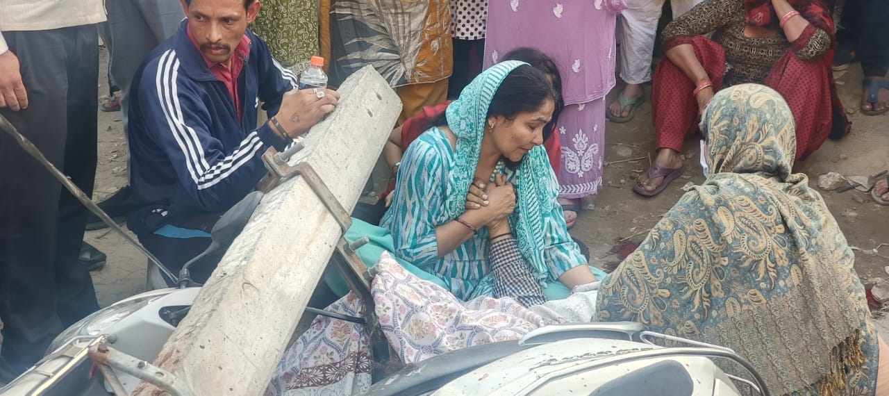 मुजफ्फरनगर में स्कूटी सवार युवक पर गिरा बिजली का पोल, मौके पर दर्दनाक मौत; परिजनों ने सड़क जाम कर किया हंगामा 