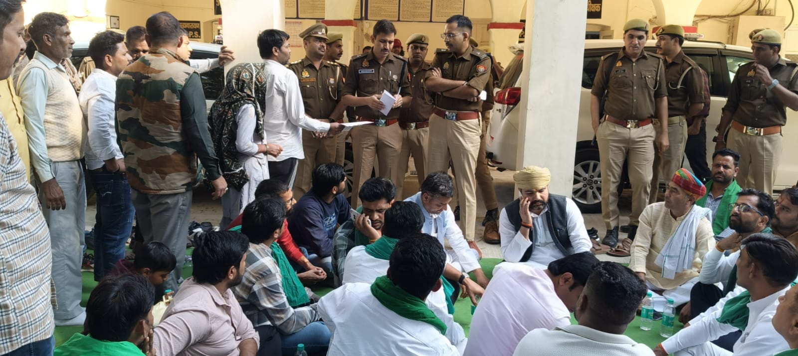 मुजफ्फरनगर में डकैती का खुलासा न होने पर भाकियू सेवक का प्रदर्शन, एसएसपी ऑफिस के बाहर धरना